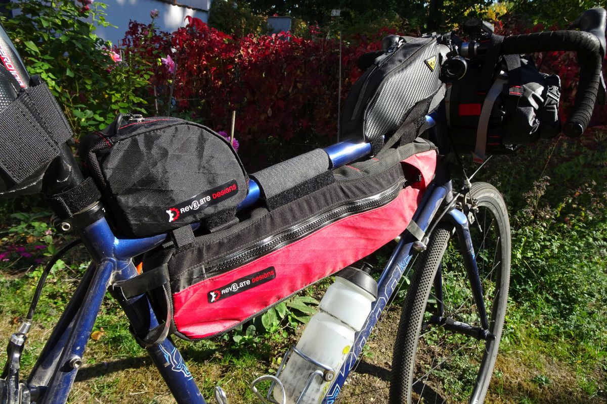Bikepacking Taschen von Revelate Designs und Salsa im Bikepacking Taschen von Revelate Designs und Salsa im
